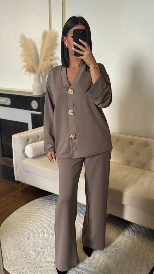 Ensemble pantalon taupe broche dorée